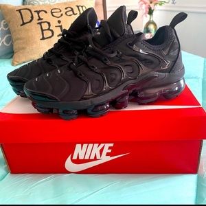 Black Nike Vapormax Plus